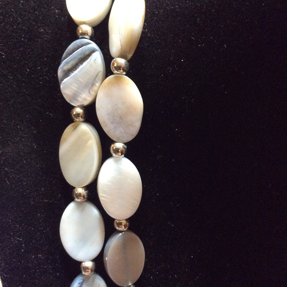 🌹Charming Charlie shell silver beaded necklace - Picture 3 of 4